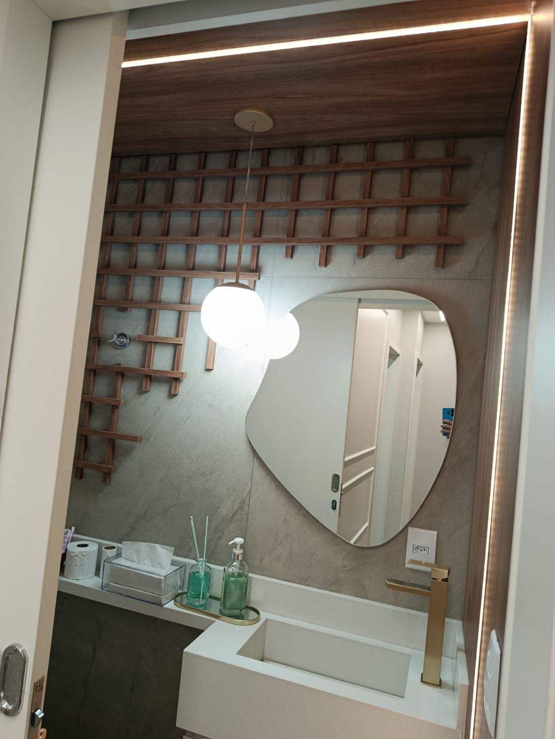 Lavabo planejado com iluminação de destaque