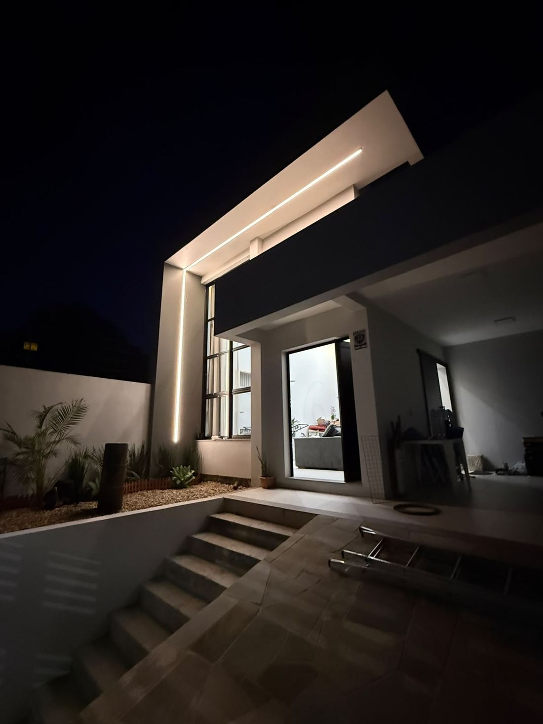 Fachada residencial com linha de LED