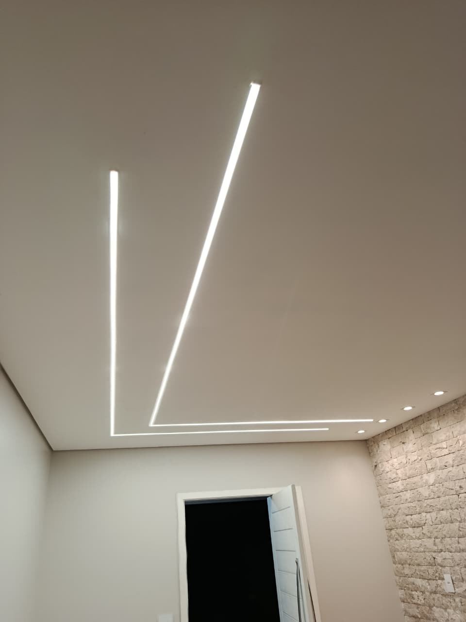 Sanca com fita de LED embutida em forma de linhas